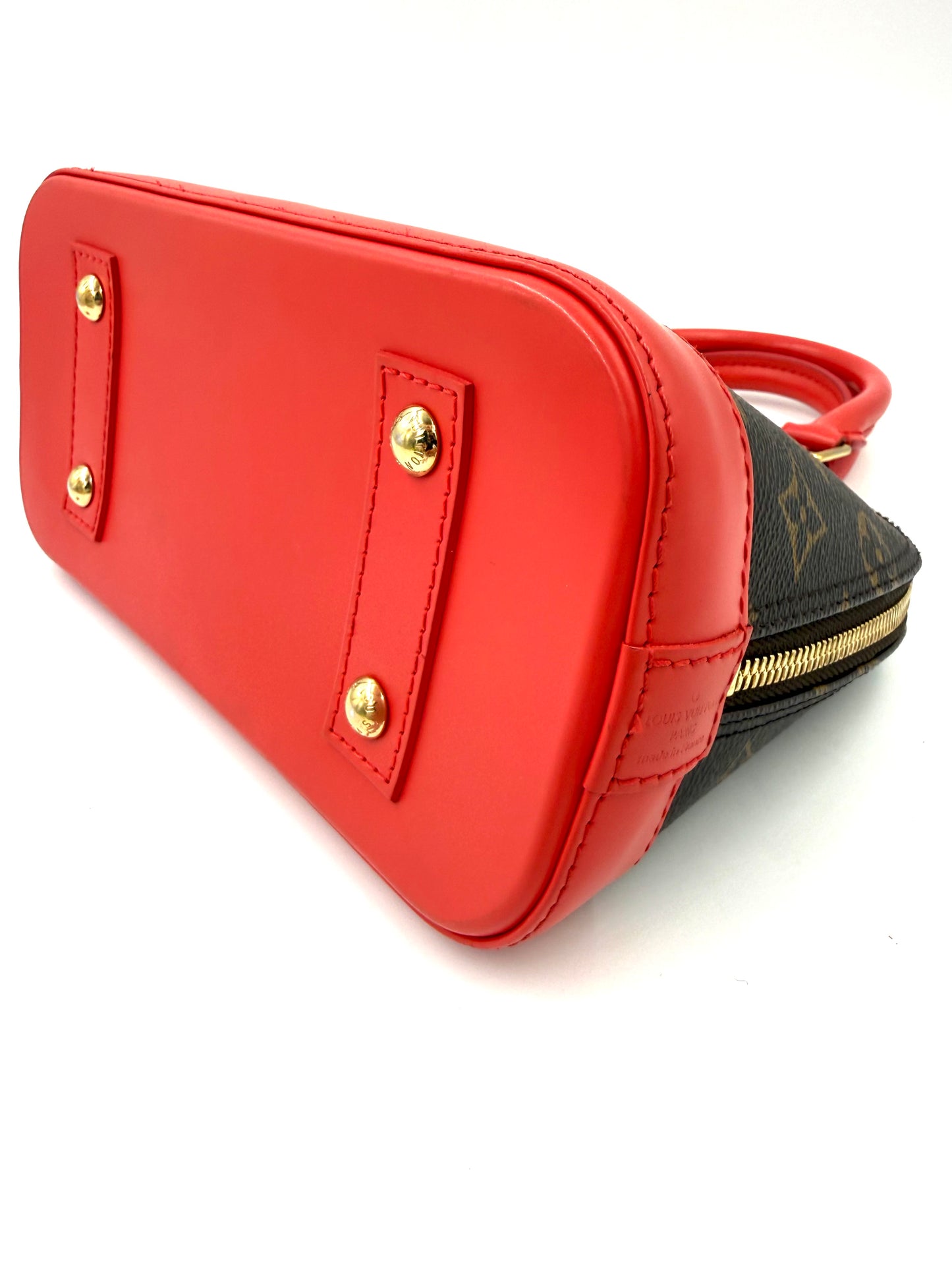 LOUIS VUITTON Alma BB Love Birds Handtasche mit rotem Lederboden und Monogram Canvas, stilvolle Designer Second Hand Tasche