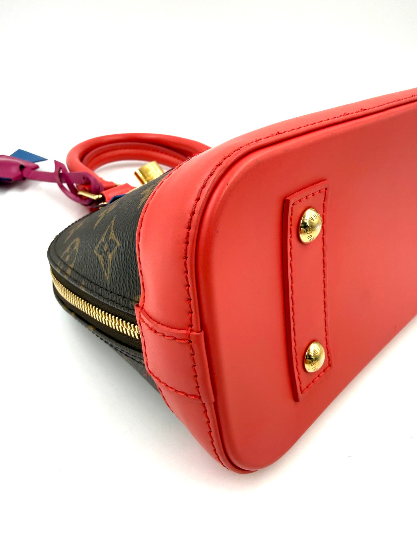 LOUIS VUITTON Alma BB Love Birds mit rotem Lederboden und goldenen Details, designer handtasche second hand hochwertig.