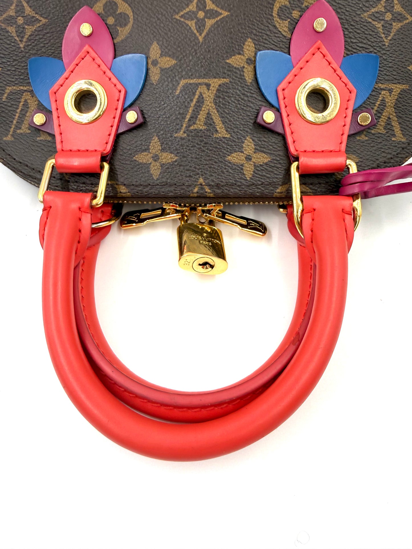 LOUIS VUITTON Alma BB Love Birds mit rotem Griff, goldfarbenem Schloss und Blumenapplikationen auf Monogramm-Canvas