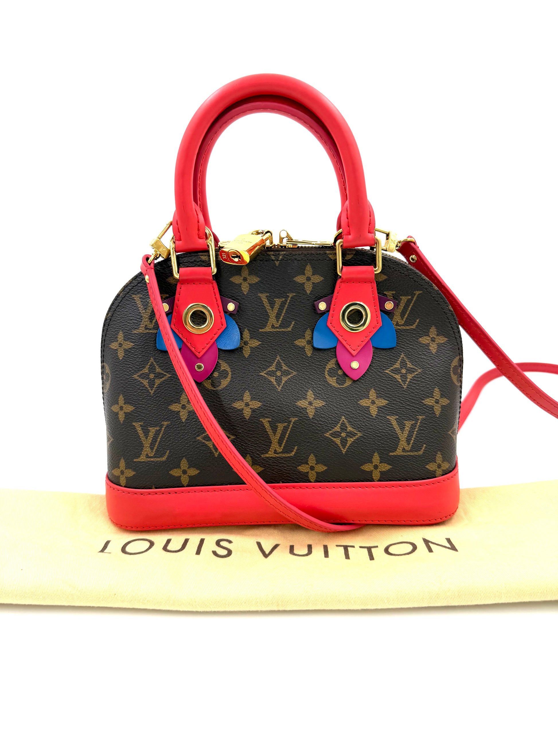 LOUIS VUITTON Alma BB Love Birds mit klassischem Monogramm und farbigen Details, elegante Secondhand Designerhandtasche