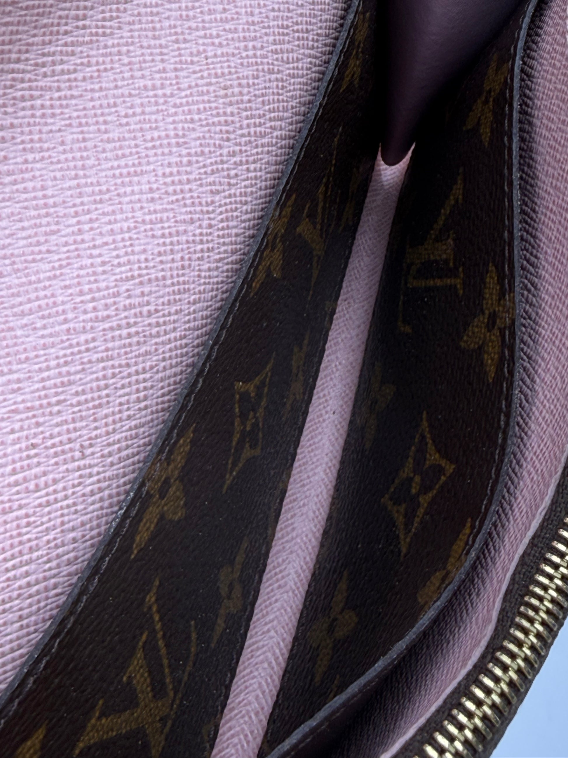 LOUIS VUITTON Emilie Monogram Canvas rose Ballerine Innenansicht mit rosafarbenem Leder und klassischem Monogramm-Muster