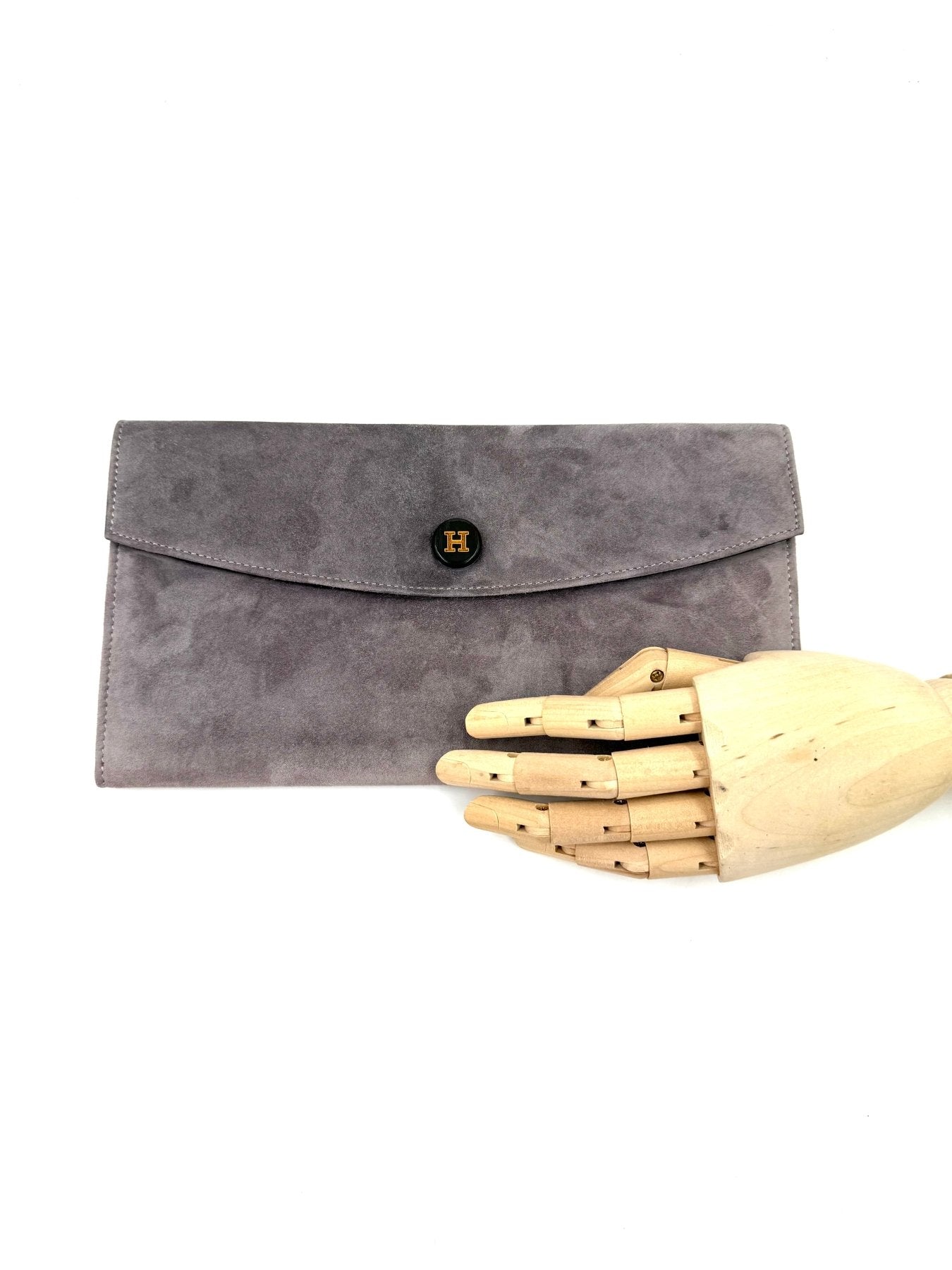 HERMÈS Clutch Suede steingrau - Clutch & Macarons - F im Quadrat; 2002 - Clutch & Macarons - 