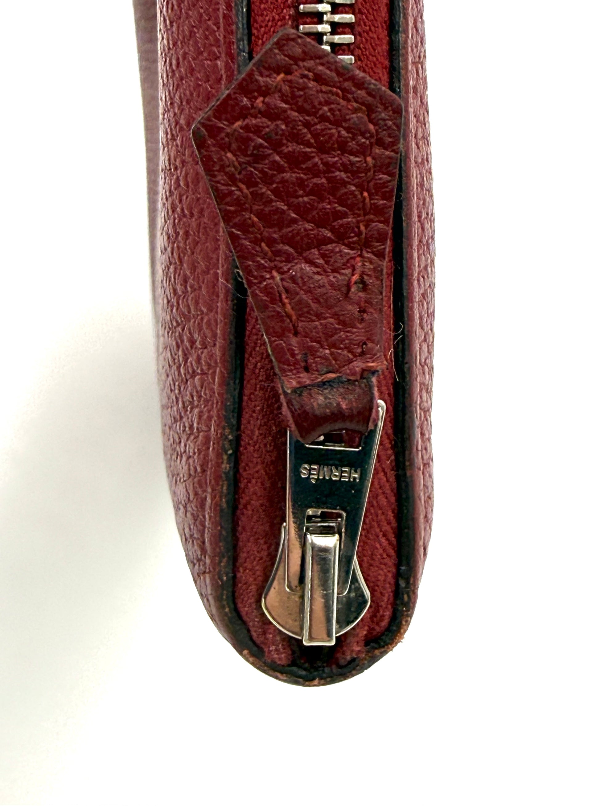 HERMÈS Azap Portemonnaie Burgunder PHW mit genarbtem Leder und silberfarbenem Reißverschluss für eleganten Alltagsschick