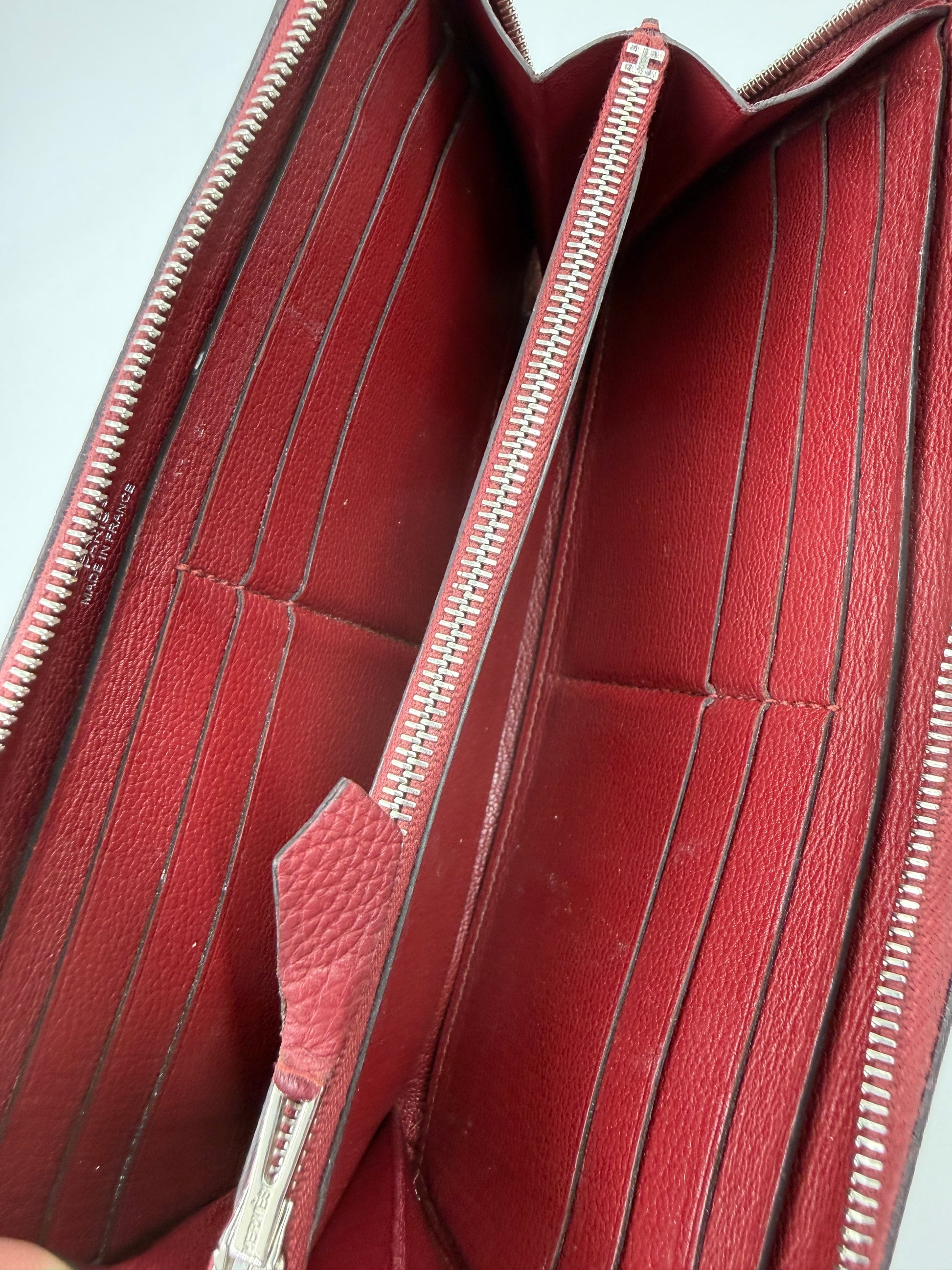 HERMÈS Azap Portemonnaie Burgunder PHW aus hochwertigem Leder mit mehreren Kartenfächern und Reißverschlussfach innen