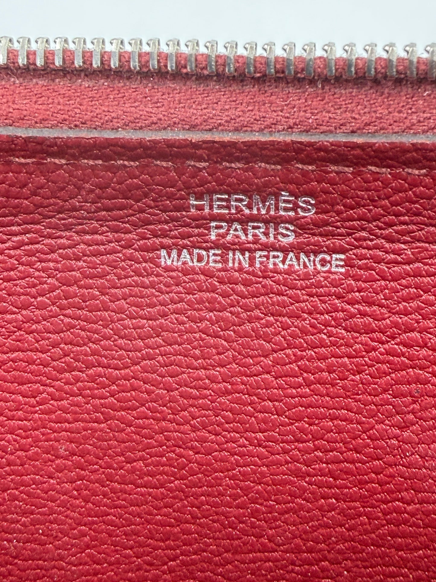 HERMÈS Azap Portemonnaie Burgunder PHW mit feiner Narbung und silberner Prägung für hochwertigen Luxus in Bordeauxrot