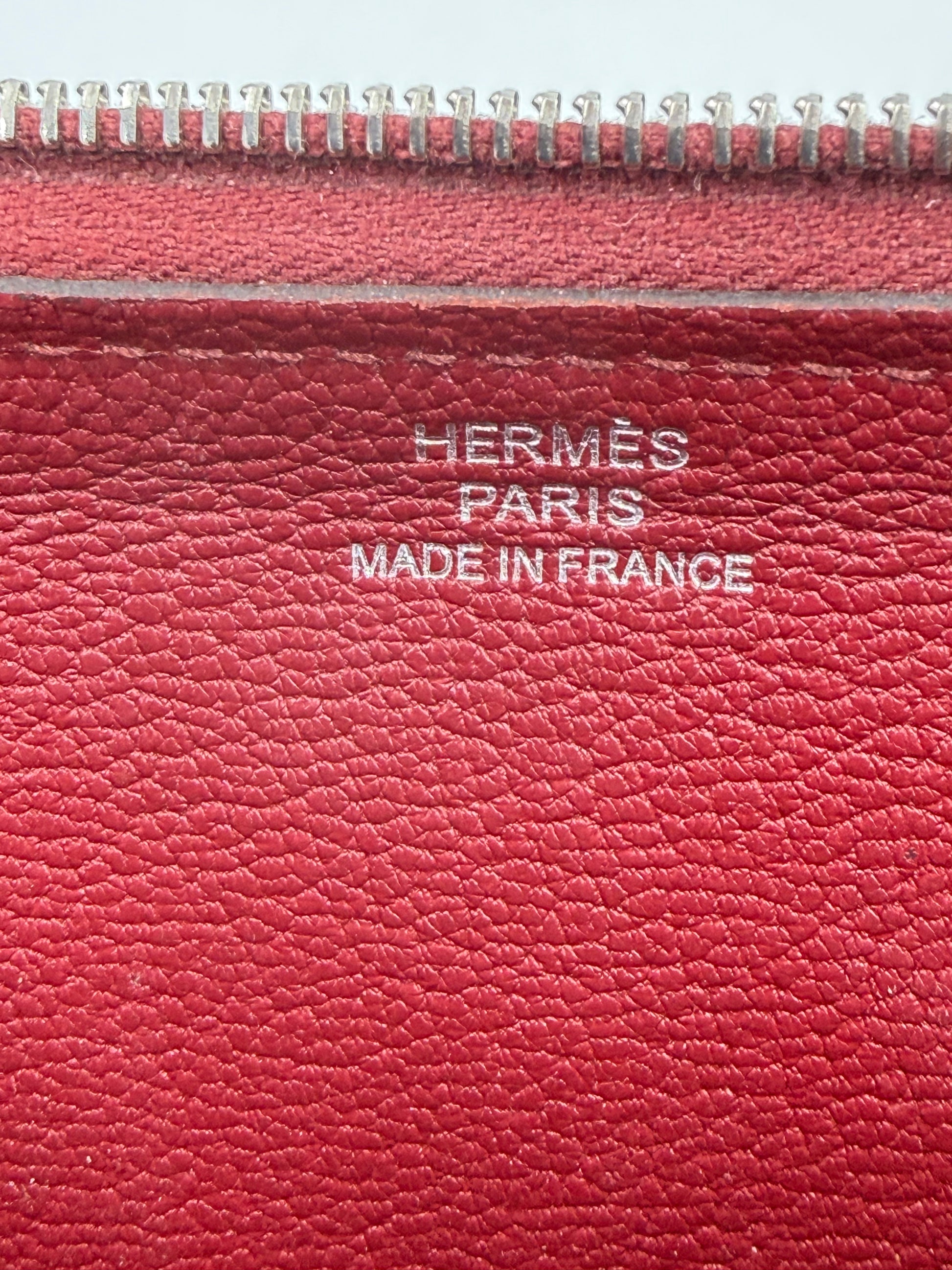 HERMÈS Azap Portemonnaie Burgunder PHW mit feiner Narbung und silberner Prägung für hochwertigen Luxus in Bordeauxrot