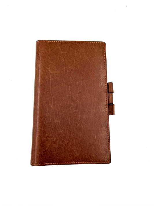 HERMÈS Notizbuch cognac aus hochwertigem Leder mit feiner Naht und praktischem Stifthalter in elegantem Design