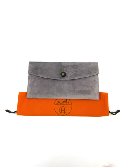 HERMÈS Clutch Suede steingrau - Clutch & Macarons - F im Quadrat; 2002 - Clutch & Macarons - 