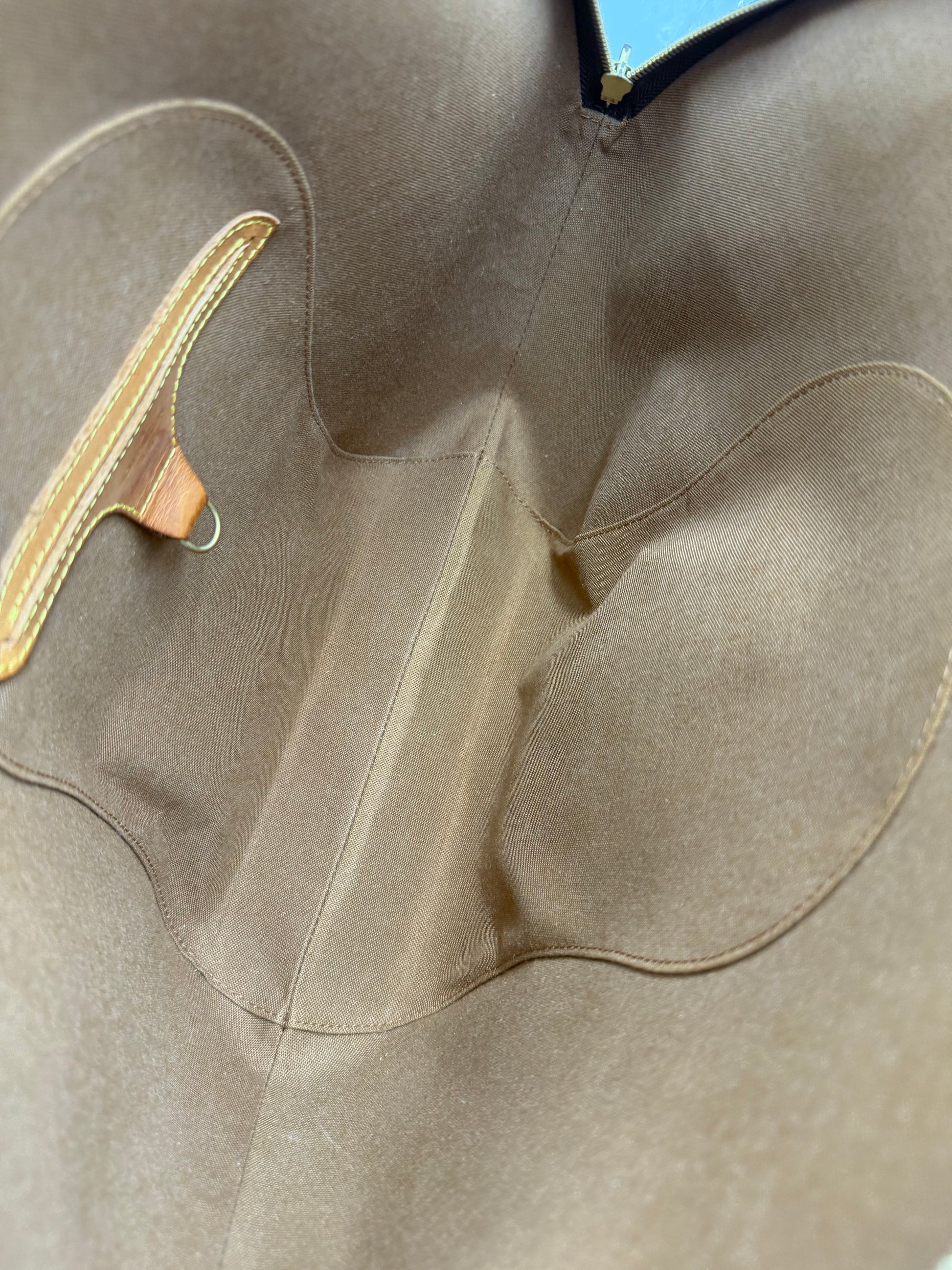 LOUIS VUITTON Ellipse GM Monogram Canvas Innenansicht mit braunem Stofffutter und Lederlasche elegant verarbeitet