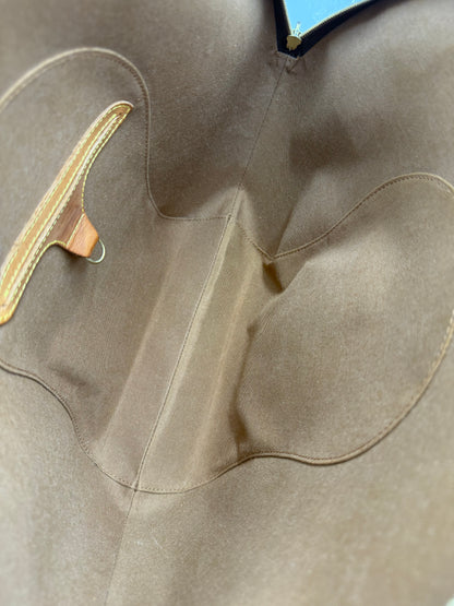 LOUIS VUITTON Ellipse GM Monogram Canvas Innenansicht mit braunem Stofffutter und Lederlasche elegant verarbeitet