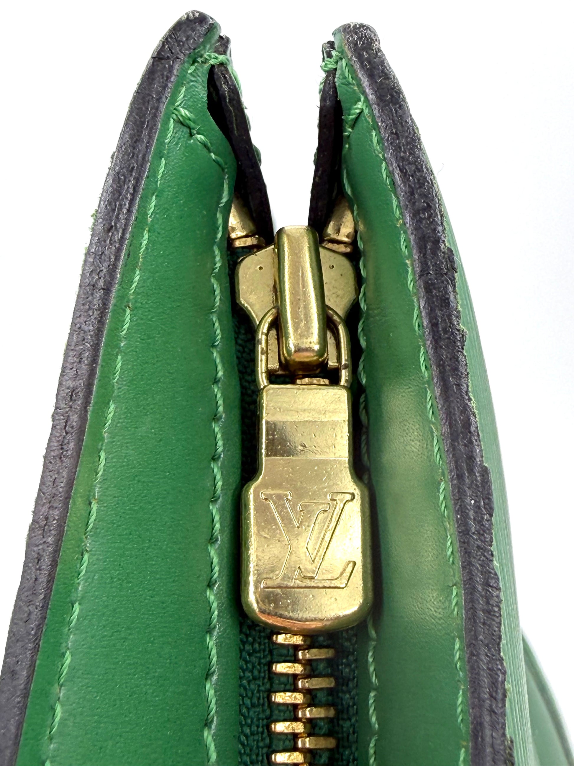 LOUIS VUITTON Saint Jaques Epi grün Nahaufnahme des goldfarbenen Reißverschlusses mit prägnantem LV-Logo