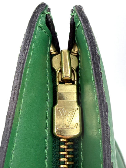 LOUIS VUITTON Saint Jaques Epi grün Nahaufnahme des goldfarbenen Reißverschlusses mit prägnantem LV-Logo