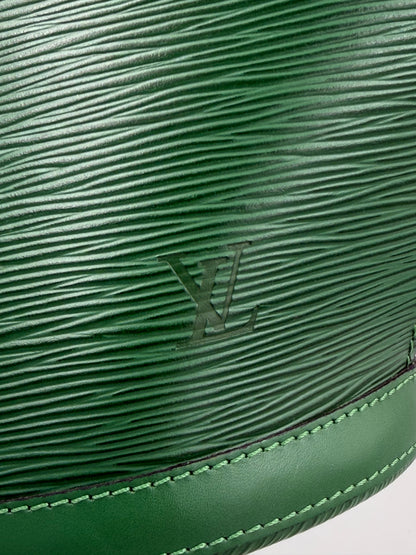 LOUIS VUITTON Saint Jaques Epi grün close-up des strukturierten Leders mit dezentem Markenlogo und feiner Nahtqualität