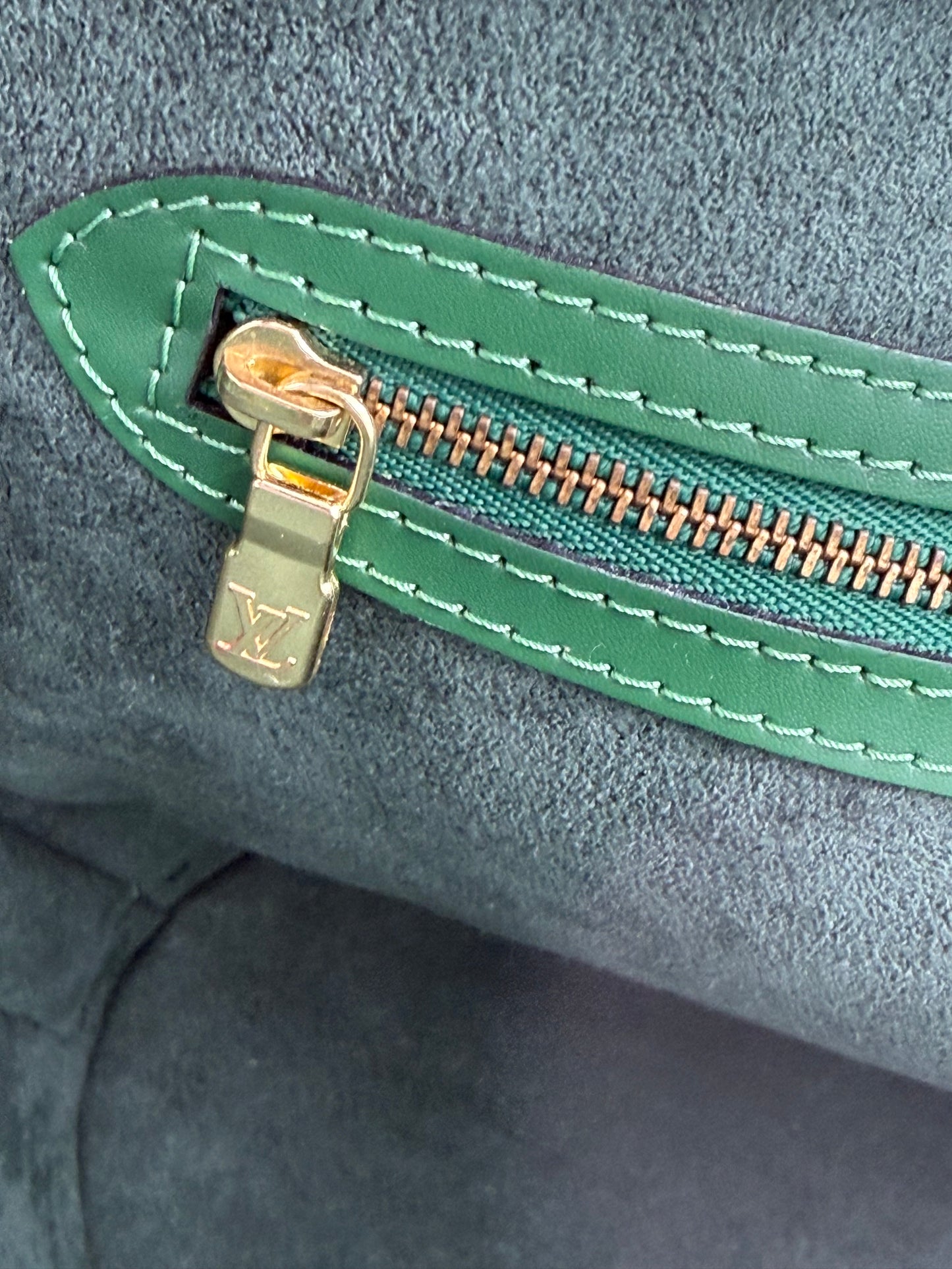 LOUIS VUITTON Saint Jaques Epi grün Nahaufnahme des goldfarbenen Reißverschlusses mit feiner Lederumrandung innen