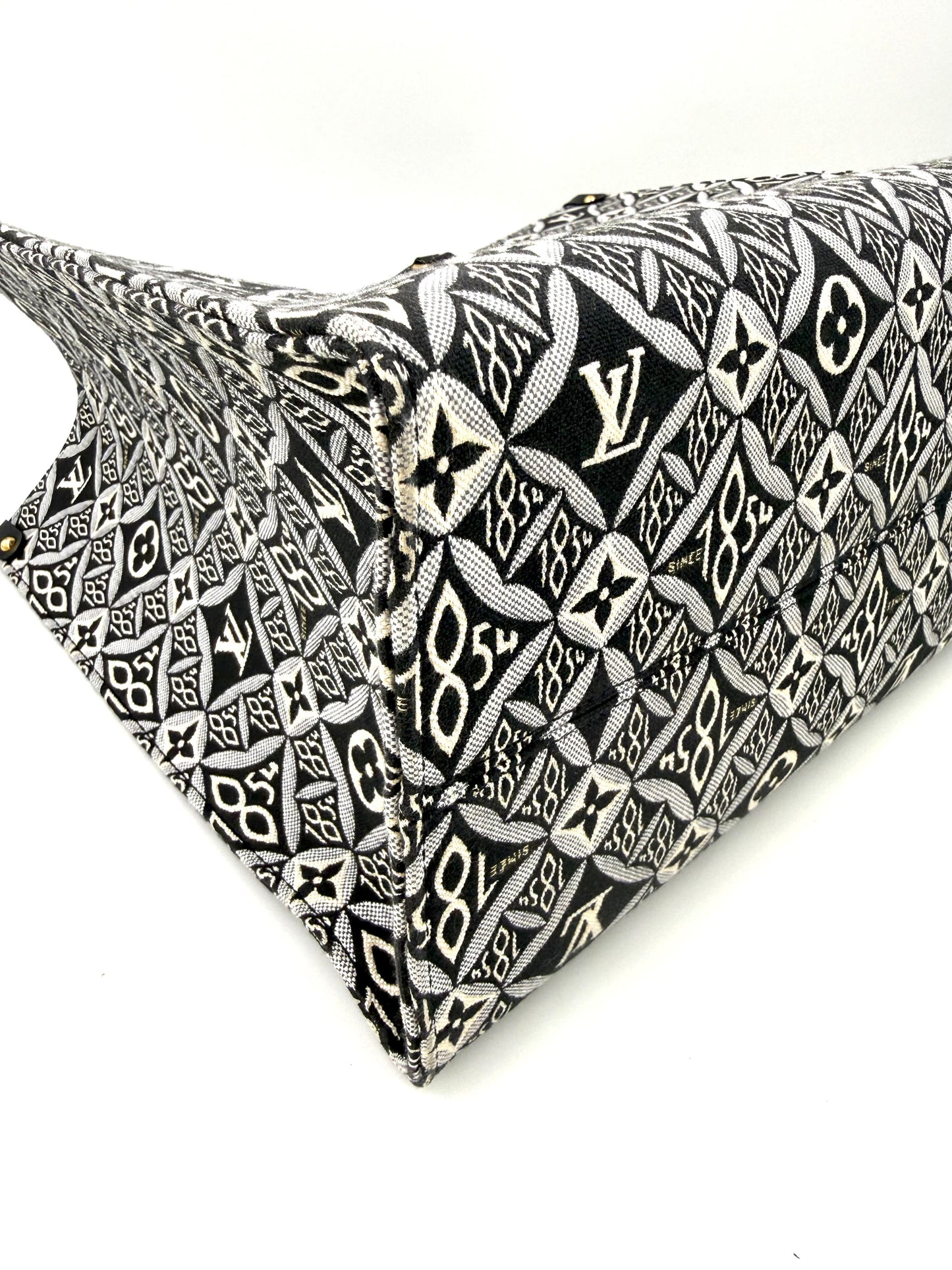 LOUIS VUITTON Onthego GM 1854 Edition große Designerhandtasche mit schwarz-weißem Monogramm-Print und feiner Nahtverarbeitung