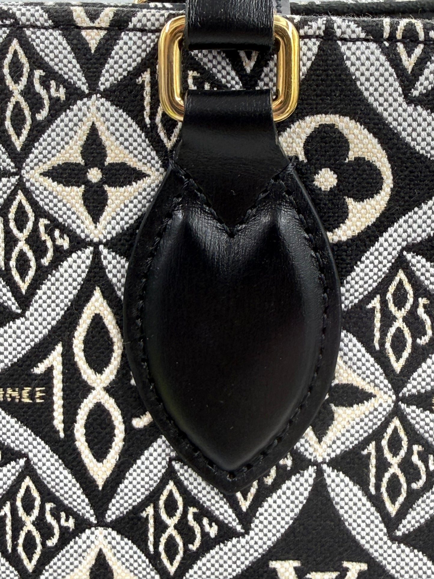 LOUIS VUITTON Onthego GM 1854 Edition Nahaufnahme von feinem Monogramm-Muster mit schwarzem Lederbesatz und goldfarbener Schnalle