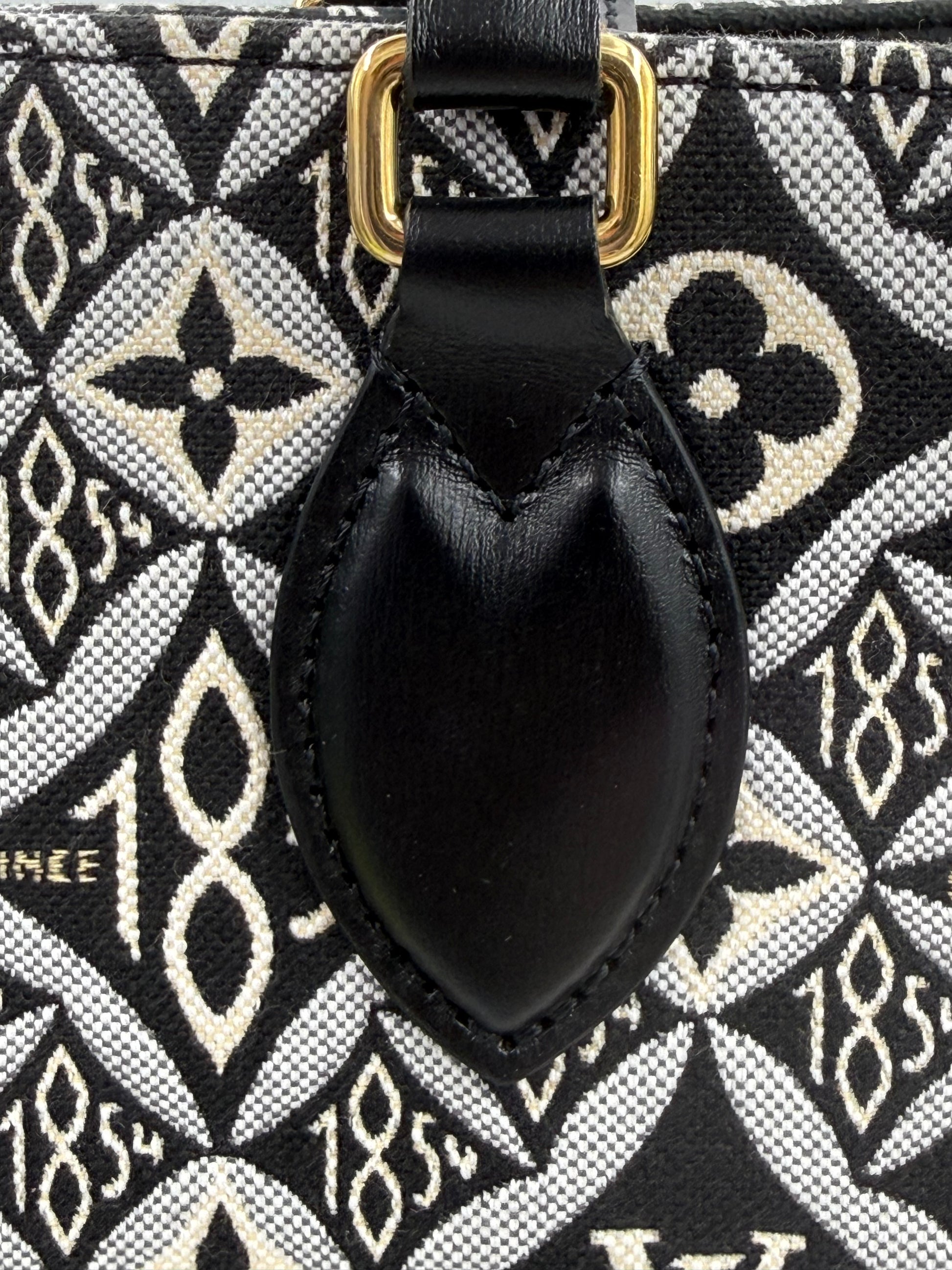 LOUIS VUITTON Onthego GM 1854 Edition Nahaufnahme von feinem Monogramm-Muster mit schwarzem Lederbesatz und goldfarbener Schnalle