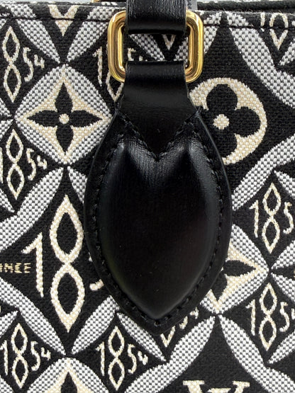 LOUIS VUITTON Onthego GM 1854 Edition Nahaufnahme von feinem Monogramm-Muster mit schwarzem Lederbesatz und goldfarbener Schnalle