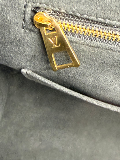LOUIS VUITTON Onthego GM 1854 Edition Nahaufnahme eines goldfarbenen Reißverschlusszugs mit LV-Logo auf samtigem Innenfutter