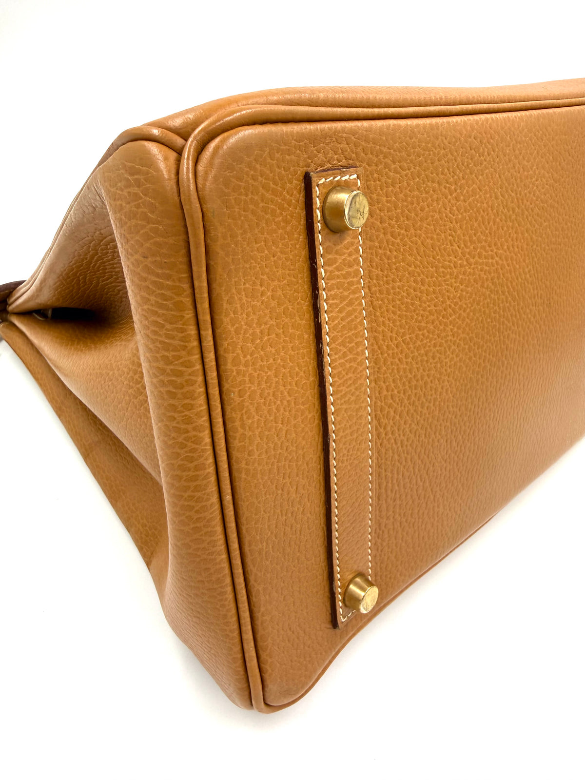 HERMÈS Birkin 35 Ardennes Gold GHW Detailansicht der braunen Lederhandtasche mit goldfarbenen Beschlägen