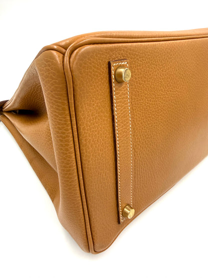 HERMÈS Birkin 35 Ardennes Gold GHW Detailansicht der braunen Lederhandtasche mit goldfarbenen Beschlägen