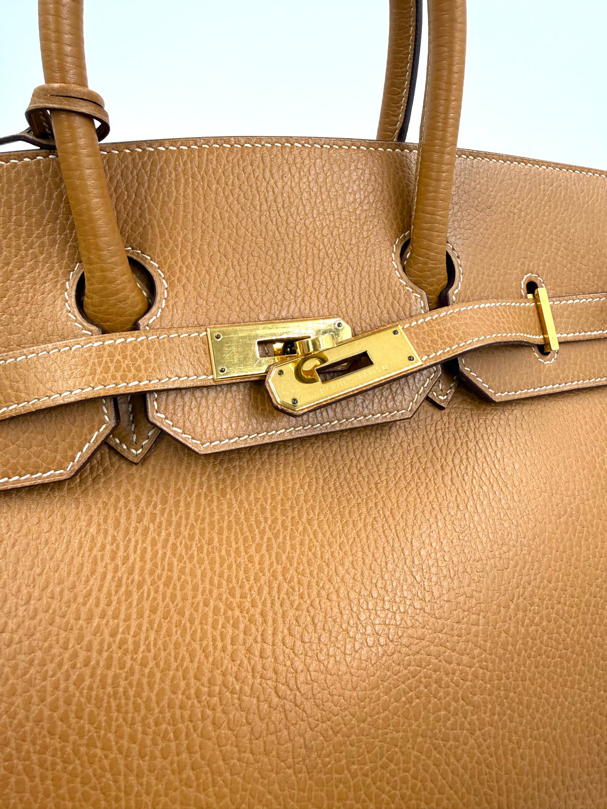 HERMÈS Birkin 35 Ardennes Gold GHW mit goldfarbenem Verschluss in Detailansicht