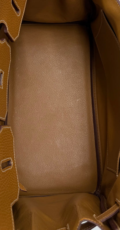 Innenansicht der HERMÈS Birkin 35 Ardennes Gold GHW mit geräumigem braunem Lederinterieur