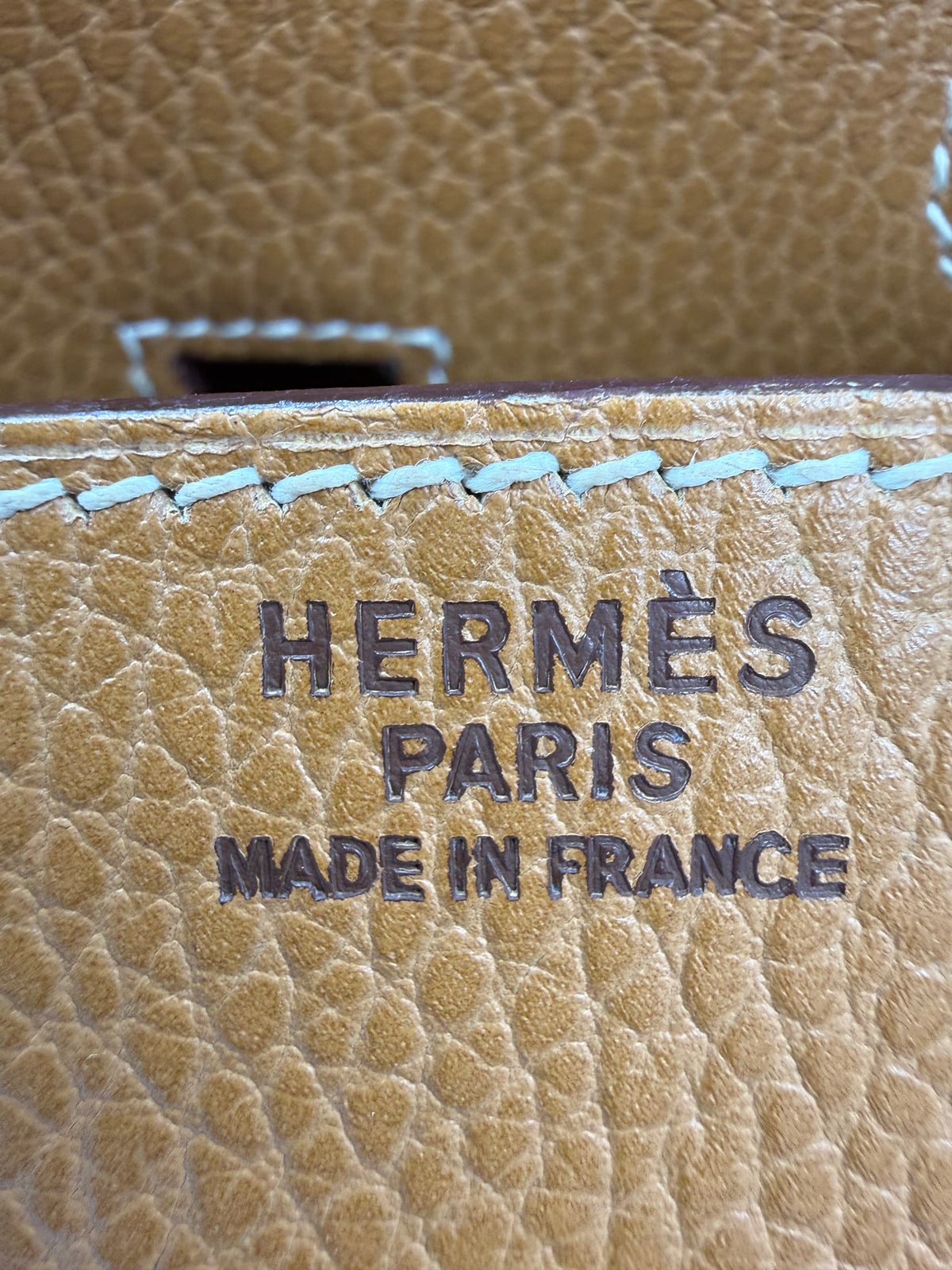 Detailaufnahme der HERMÈS Birkin 35 Ardennes Gold GHW mit Prägung Made in France