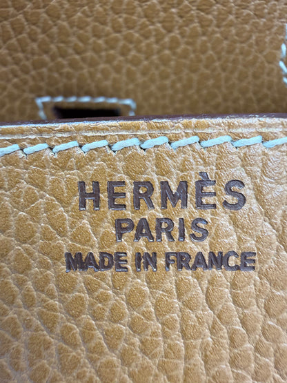 Detailaufnahme der HERMÈS Birkin 35 Ardennes Gold GHW mit Prägung Made in France