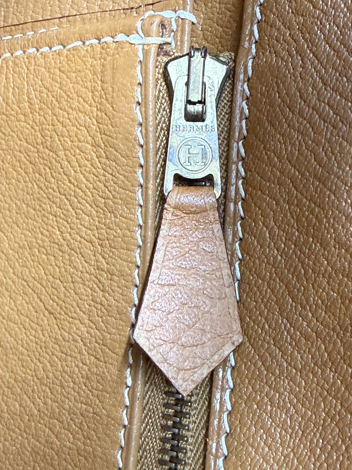 HERMÈS Birkin 35 Ardennes Gold GHW Detailansicht des hochwertigen Reißverschlusses