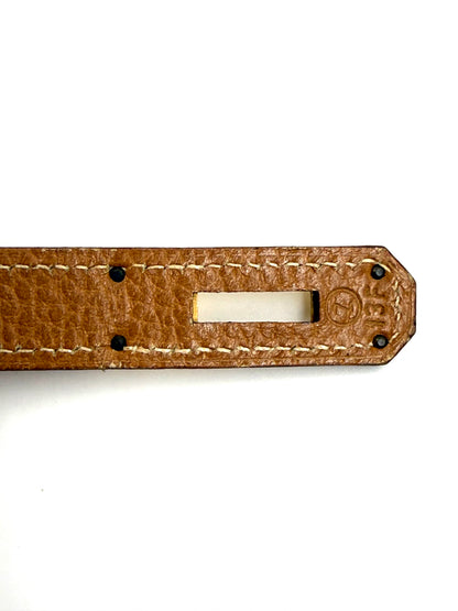 HERMÈS Birkin 35 Ardennes Gold GHW Detailansicht des Lederarmbands