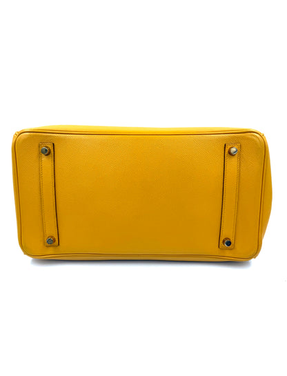 HERMÈS Birkin 35 Courchevel Gelb GHW Unterseite der gelben Designerhandtasche