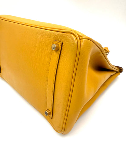 HERMÈS Birkin 35 Courchevel Gelb GHW, gelbe Designerhandtasche aus zweiter Hand mit goldfarbenen Beschlägen