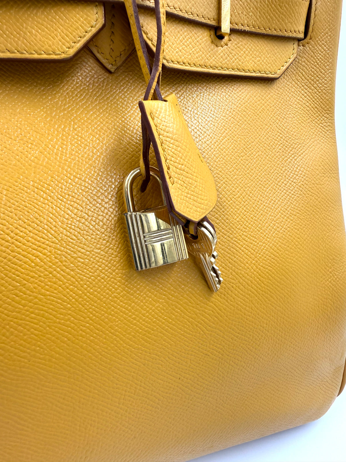 HERMÈS Birkin 35 Courchevel Gelb GHW Detailaufnahme mit Schloss und Schlüssel