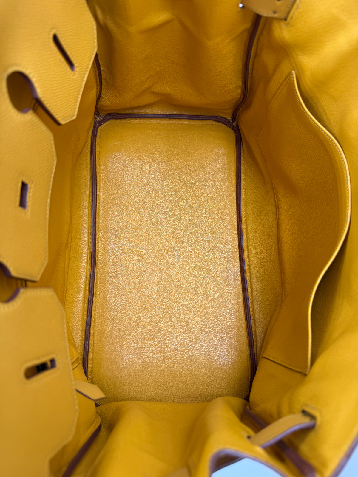 HERMÈS Birkin 35 Courchevel Gelb GHW Innenansicht mit geräumigem gelbem Leder und Seitenfach
