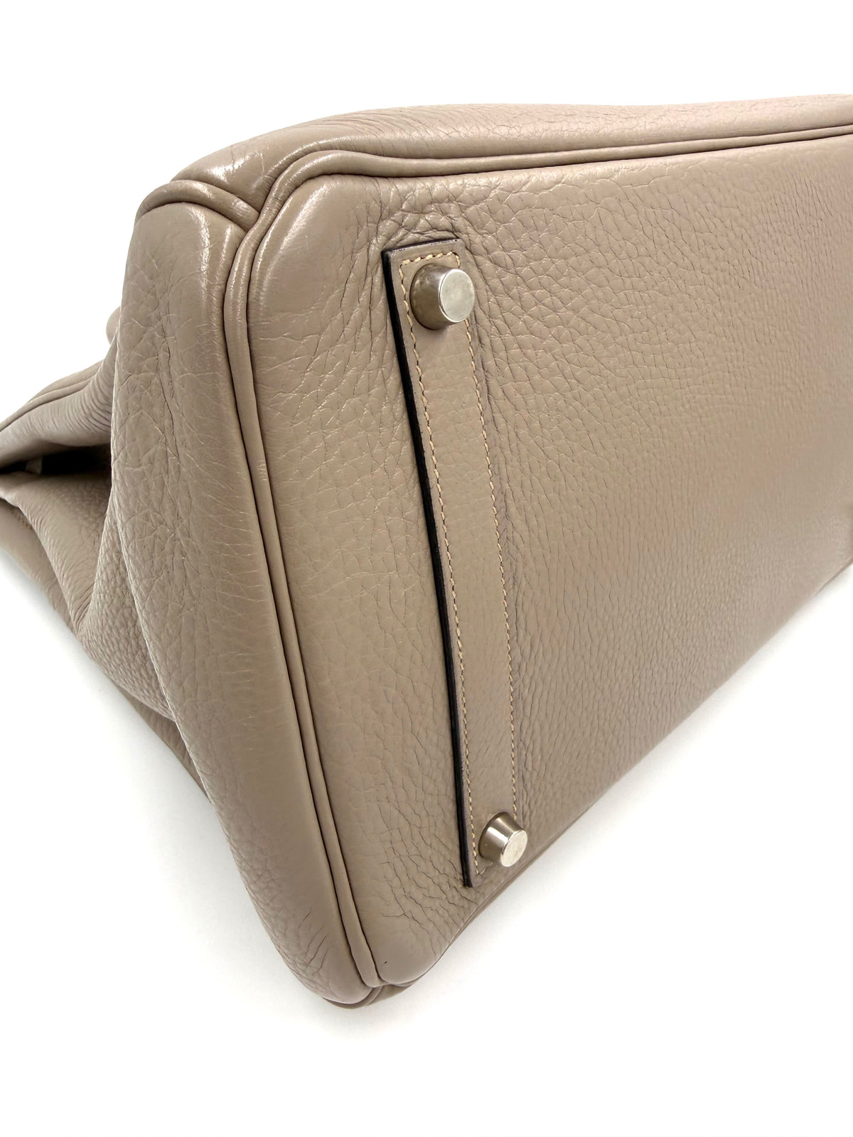 HERMÈS Birkin 35 Togo grau PHW in Detailansicht mit strukturierter Lederoberfläche