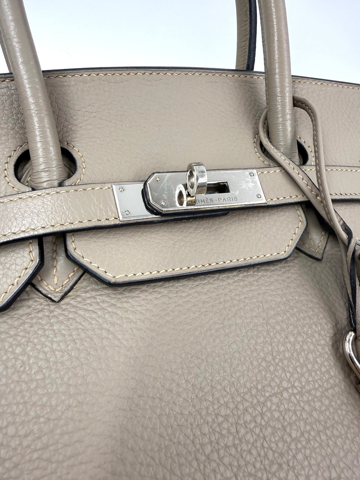 HERMÈS Birkin 35 Togo grau PHW mit silberfarbenem Verschluss in Detailansicht