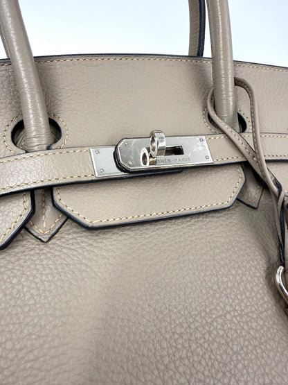 HERMÈS Birkin 35 Togo grau PHW mit silberfarbenem Verschluss in Detailansicht