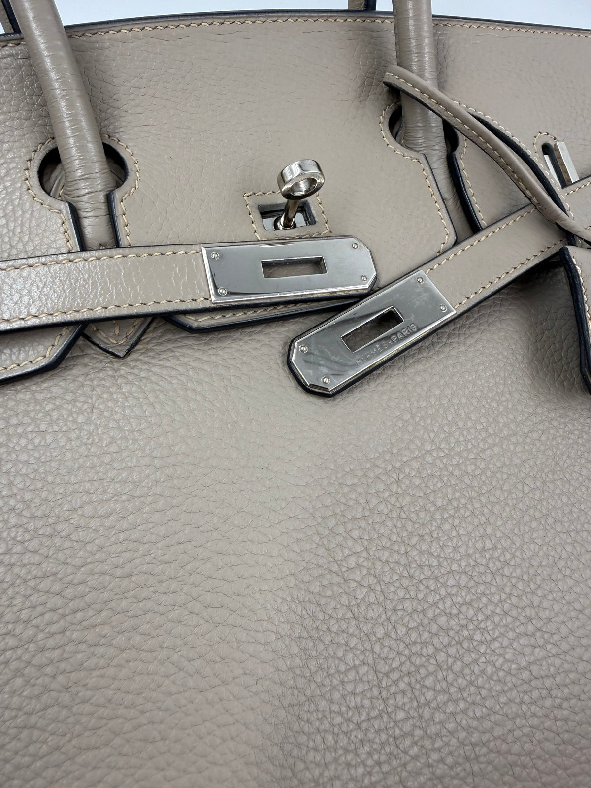 HERMÈS Birkin 35 Togo grau PHW mit Drehverschluss und silberfarbenen Beschlägen in Detailansicht