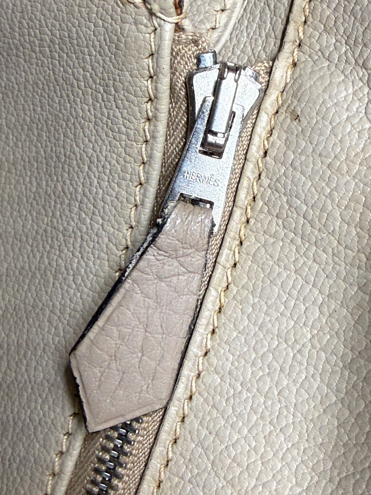 HERMÈS Birkin 35 Togo grau PHW mit Detailansicht des Reißverschlusses