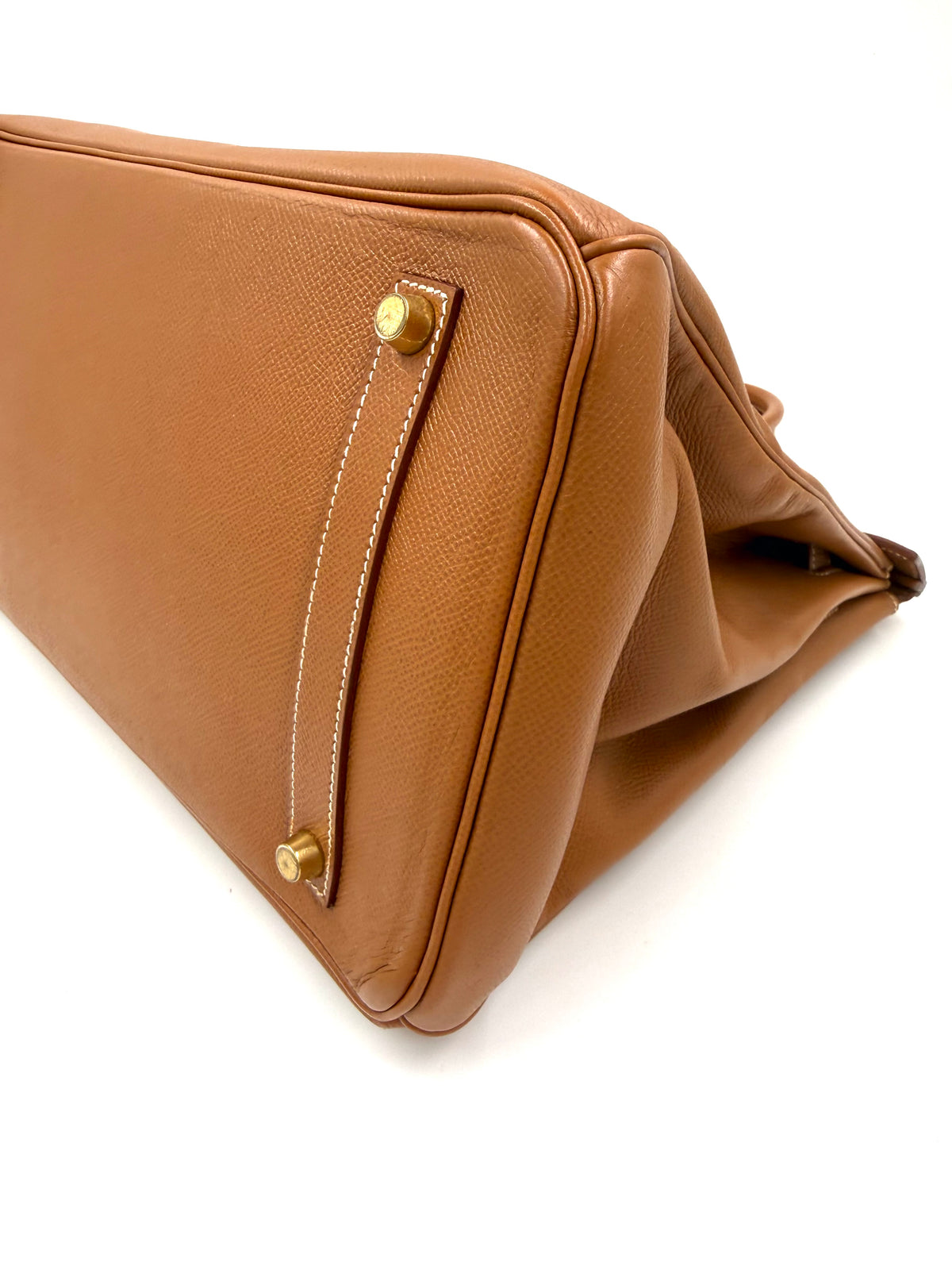 HERMÈS Birkin 35 Courchevel Gold GHW, goldbraune Lederhandtasche in Seitenansicht