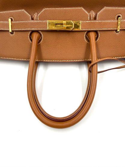 Detailansicht der HERMÈS Birkin 35 Courchevel Gold GHW in Braun mit goldfarbenem Beschlag