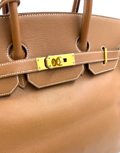 HERMÈS Birkin 35 Courchevel Gold GHW in Gold mit goldfarbenem Verschluss