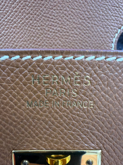 HERMÈS Birkin 35 Courchevel Gold GHW mit HERMÈS Paris Prägung und goldfarbenem Verschluss