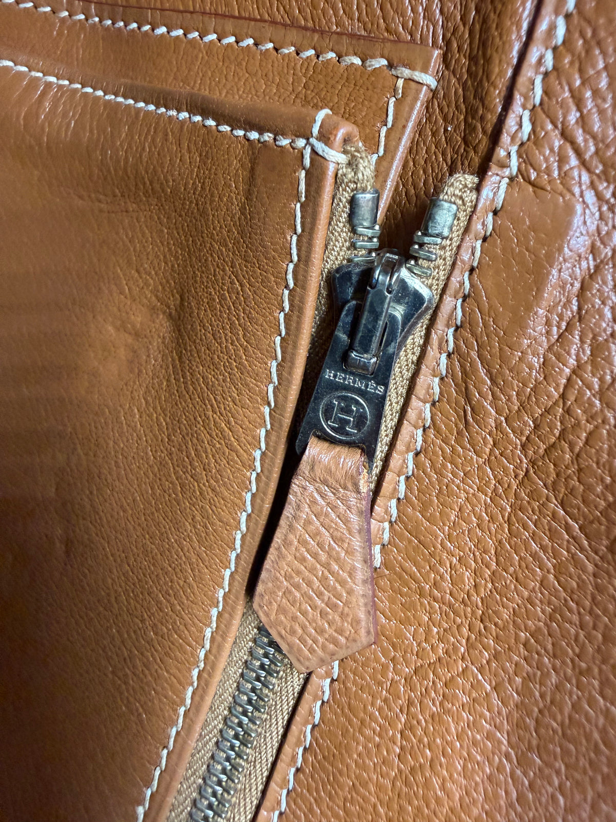 HERMÈS Birkin 35 Courchevel Gold GHW Detailansicht des Reißverschlusses aus braunem Leder
