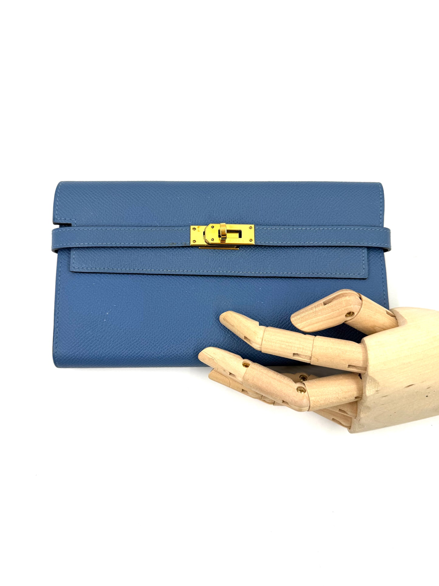 HERMÈS Kelly long Wallet Epsom Bleu Izmir GHW in kräftigem Blau mit elegantem goldfarbenem Verschluss und feiner Narbung