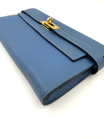 HERMÈS Kelly long Wallet Epsom Bleu Izmir GHW blaue Lederbörse mit goldfarbenem Verschluss und feiner Narbung