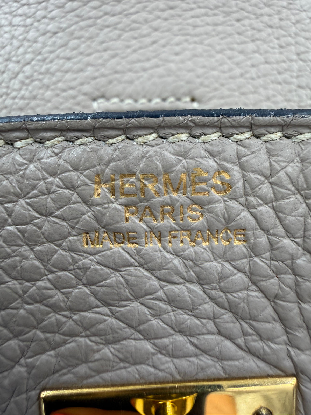 HERMÈS Birkin 30 Clemence Gris GHW graue Lederstruktur mit goldener HERMÈS Paris Prägung