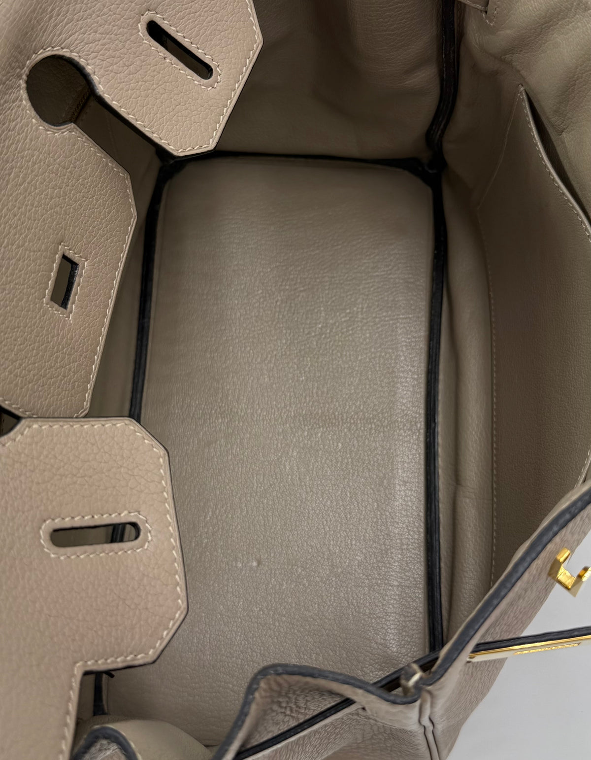 HERMÈS Birkin 30 Clemence Gris GHW, Innenansicht der hochwertigen Designerhandtasche in Grau