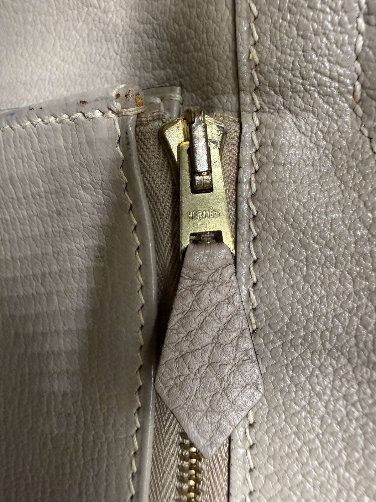 HERMÈS Birkin 30 Clemence Gris GHW mit Detailaufnahme des Reißverschlusses und grauem Leder